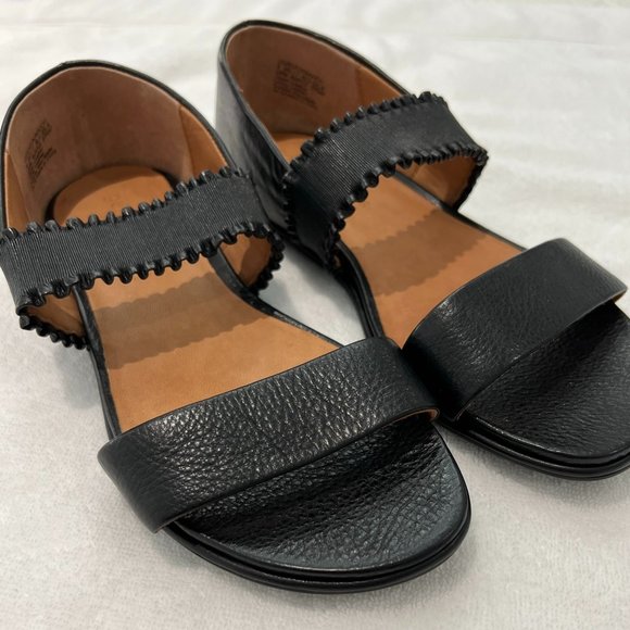 GENTLE SOULS BY KENNETH COLE "Lark" Black Ruffle Strap Sandal Flat - Size 9 - Picture 2 of 7